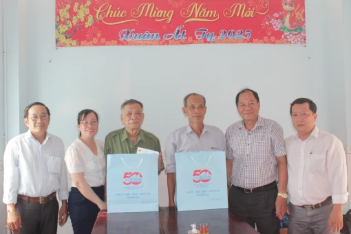 Trưởng ban Nội chính Tỉnh ủy Lê Thanh Vân thăm, tặng quà gia đình chính sách tiêu biểu tại huyện Mỏ Cày Nam
