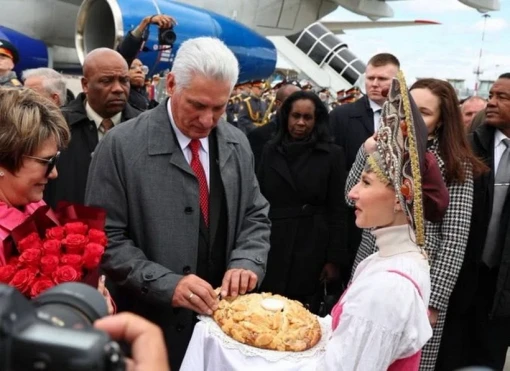 Chủ tịch Cuba Miguel Diaz-Canel đến Nga dự lễ kỷ niệm 80 năm Ngày Chiến thắng