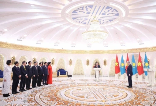Trao Huân chương Hữu nghị Dostyk hạng nhất cho Tổng Bí thư Tô Lâm