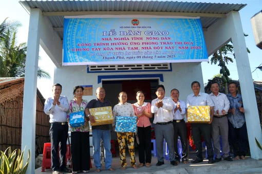 Hội Nông dân tỉnh bàn giao nhà 'Nghĩa tình nông dân'