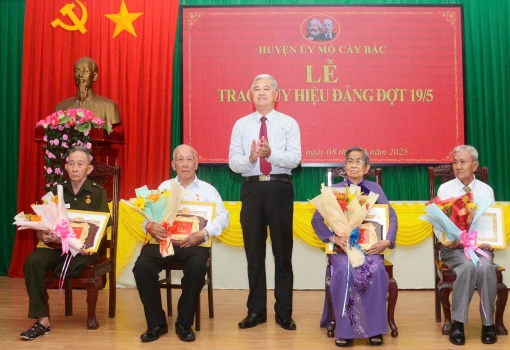 Mỏ Cày Bắc trao Huy hiệu Đảng cho 51 đảng viên đến niên hạn