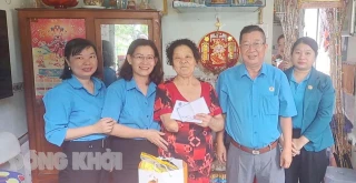 Liên đoàn lao động tỉnh thăm, trao quà cho công nhân lao động bị tai nạn lao động