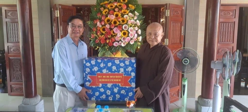 Thường trực HĐND tỉnh thăm, chúc mừng các tổ chức và chức sắc tiêu biểu nhân dịp lễ Phật đản PL.2569 -DL.2025