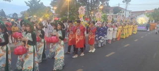 Ban trị sự Giáo hội Phật giáo Việt Nam tỉnh tổ chức lễ diễu hành kiệu hoa và thắp nến cầu hòa bình
