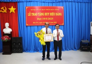 Đảng ủy UBND tỉnh tổ chức Lễ trao Huy hiệu Đảng đợt 19-5-2025