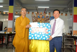 Phó bí thư Thường trực Tỉnh ủy Trần Thanh Lâm thăm và chúc mừng
lễ Phật đản Phật lịch 2569 - Dương lịch năm 2025