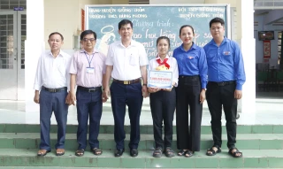 Trao học bổng 'Thắp sáng ước mơ thiếu nhi Giồng Trôm'