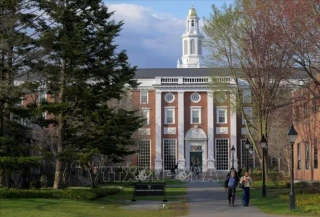 Chính quyền Tổng thống Trump cắt thêm 450 triệu USD tiền tài trợ cho Đại học Harvard
