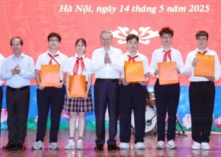 Tổng Bí thư: Thúc đẩy đổi mới sáng tạo, không để học sinh nào bị bỏ lại phía sau