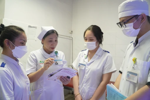 Chăm sóc bệnh nhân bằng trái tim tận tâm