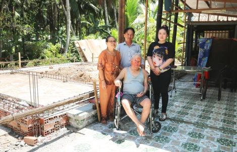 Người dân phấn khởi với mái ấm mới