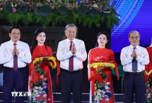 Khai mạc Lễ hội Làng Sen và khánh thành công trình Tượng 'Bác Hồ về thăm quê'