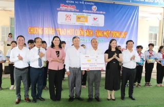 Báo Pháp luật Việt Nam tổ chức chương trình 'Trao một cuốn sách - Tặng một tương lai'