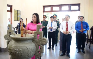 Lãnh đạo tỉnh viếng Đền thờ Chủ tịch Hồ Chí Minh nhân kỷ niệm 135 năm Ngày sinh của Bác