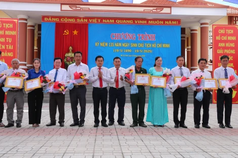 Mỏ Cày Nam khen thưởng 57 gương điển hình, tiên tiến trong việc học tập và làm theo Bác