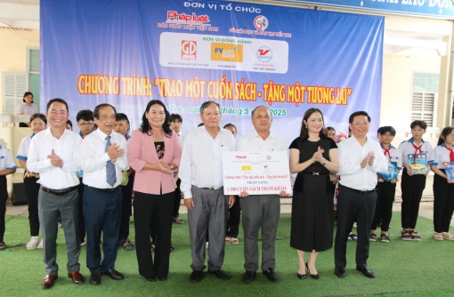Báo Pháp luật Việt Nam tổ chức chương trình 'Trao một cuốn sách - Tặng một tương lai'