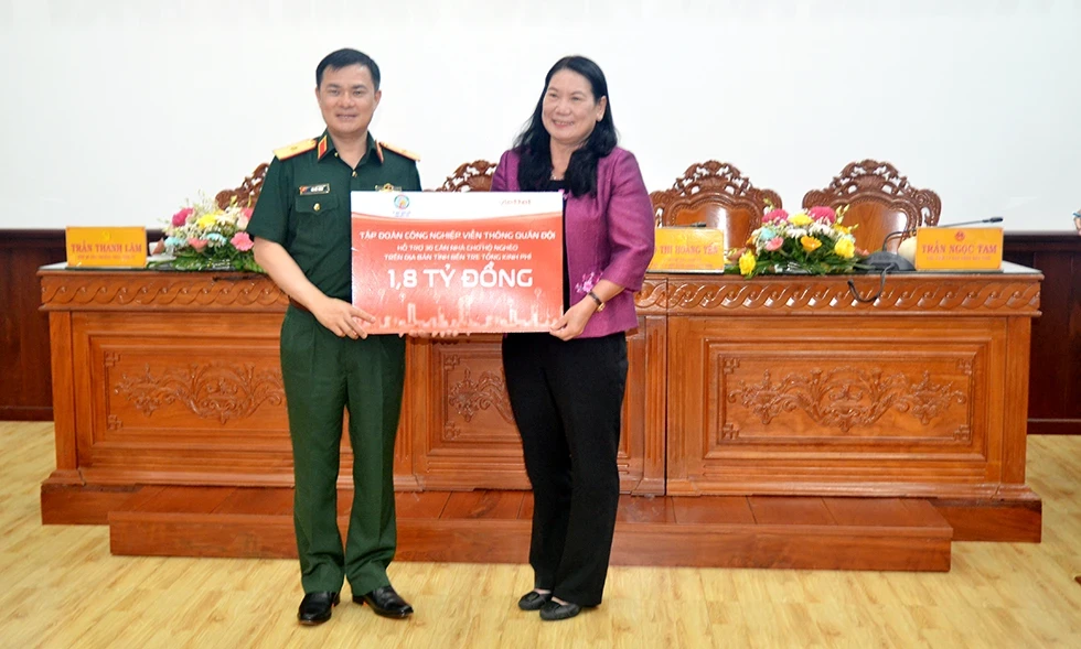 Tập đoàn Công nghiệp - Viễn thông Quân đội trao bảng tượng trưng tài trợ cho tỉnh Bến Tre 1,8 tỷ đồng xây dựng 30 căn nhà cho hộ nghèo trên địa bàn tỉnh.