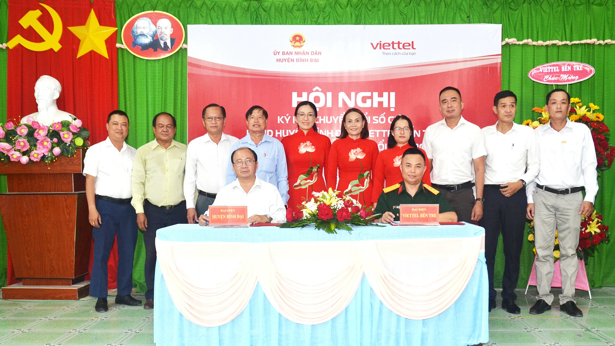 Lãnh đạo Viettel Bến Tre và lãnh đạo huyện Bình Đại ký kết thỏa thuận hợp tác về chuyển đổi số. Ảnh: Trần Quốc