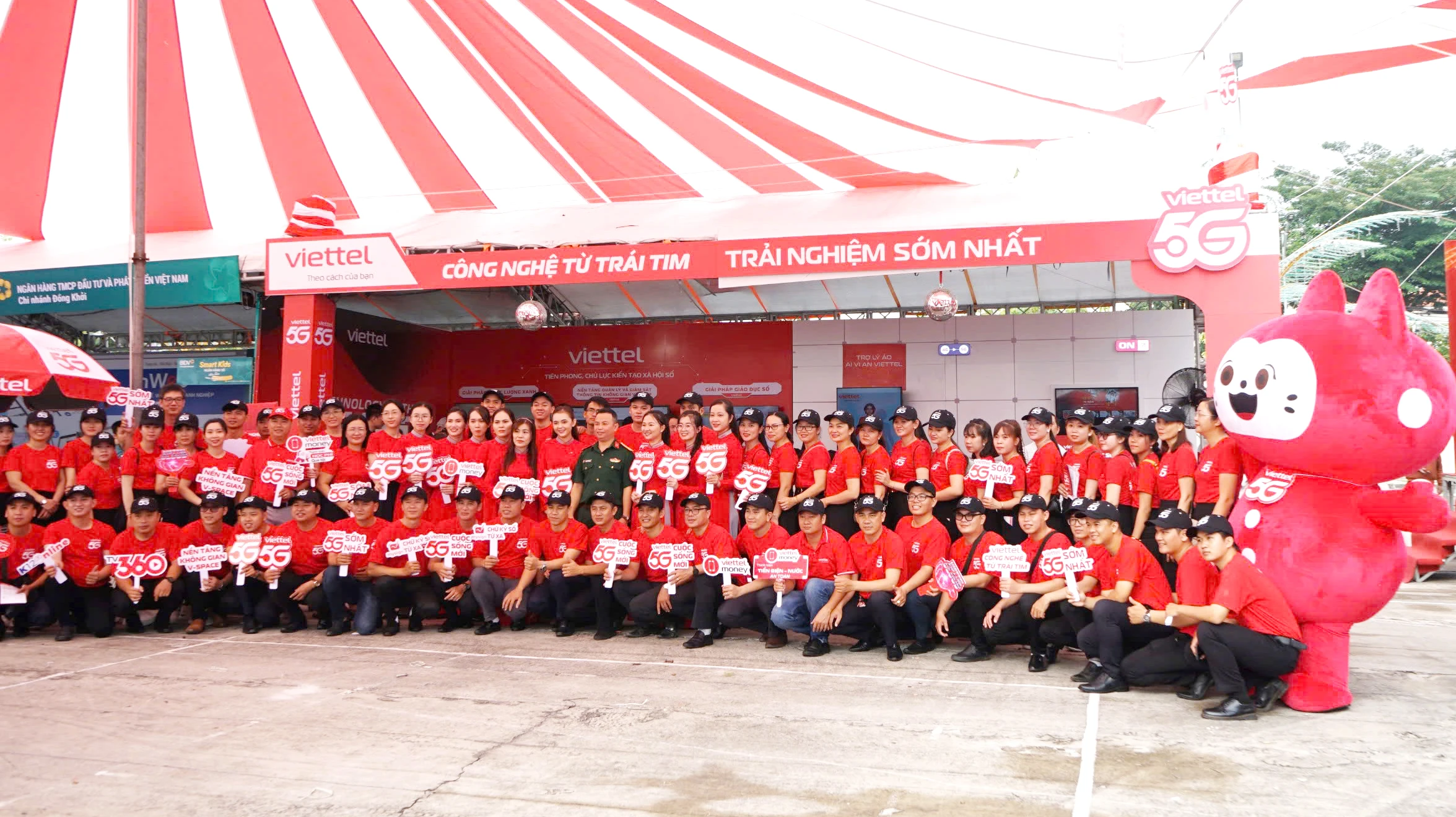 Viettel Bến Tre tham gia các hoạt động hưởng ứng Ngày Chuyển đổi số Bến Tre 10-10. Ảnh: Thanh Đồng