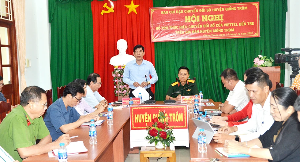 Bí thư Huyện ủy huyện Giồng Trôm Nguyễn Thái Bình - Trưởng ban Chỉ đạo CĐS huyện Giồng Trôm phát biểu tại hội nghị hỗ trợ thực hiện chuyển đổi số của Viettel Bến Tre trên địa bàn huyện Giồng Trôm.