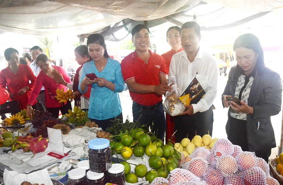 Viettel Bến Tre giới thiệu dịch vụ thanh toán không dùng tiền mặt. Ảnh: Trần Quốc