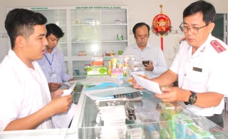 Kiểm tra hoạt động kinh doanh, trang thiết bị y tế tại huyện Bình Đại