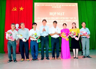 Lan tỏa mô hình Câu lạc bộ gương điển hình học và làm theo Bác