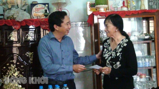 Thành ủy thăm gia đình chính sách, người có công tại phường Phú Khương, TP. Bến Tre