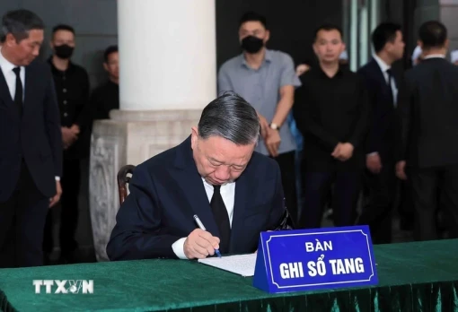 Xúc động những dòng ghi sổ tang viếng nguyên Chủ tịch nước Trần Đức Lương