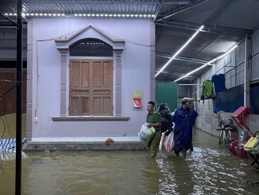 Hà Tĩnh mưa lớn khiến nhiều khu vực ngập sâu, có nơi ngập hơn 1,5m