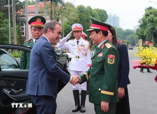 Đại tướng Phan Văn Giang tiếp Bộ trưởng Quân đội Pháp Sébastien Lecornu