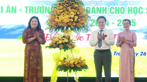 Bí thư Tỉnh uỷ - Chủ tịch HĐND tỉnh Hồ Thị Hoàng Yến dự lễ tổng kết tại Trường Phổ thông Hermann Gmeiner