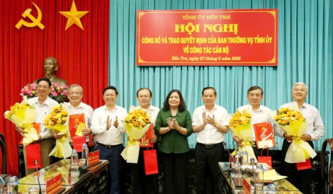 Trao các quyết định của Ban Thường vụ Tỉnh ủy về công tác cán bộ