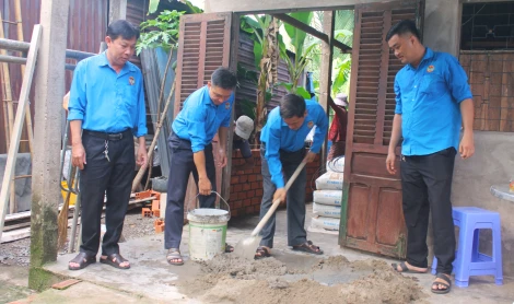 Hội Nông dân xã Tường Đa hỗ trợ sửa chữa nhà ở cho hội viên khó khăn