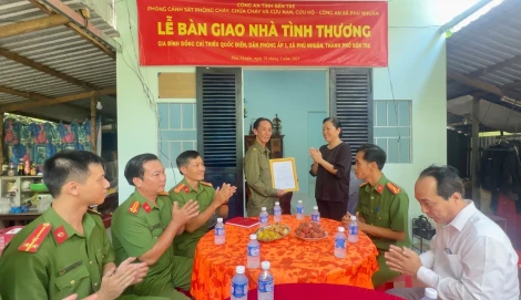 Trao nhà tình thương tại xã Phú Nhuận, thành phố Bến Tre