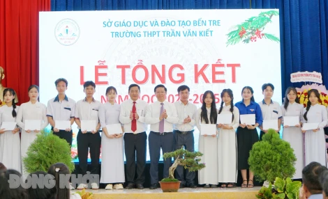 Phó bí thư Thường trực Tỉnh ủy Trần Thanh Lâm dự lễ tổng kết năm học 2024-2025 tại Trường THPT Trần Văn Kiết