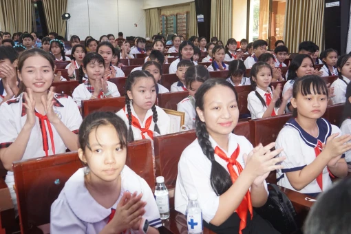 Cháu ngoan Bác Hồ trong giai đoạn mới:  Những tấm gương mang khăn quàng đỏ
