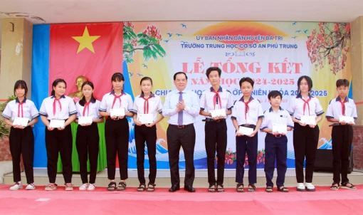 Chủ tịch UBND tỉnh Trần Ngọc Tam dự lễ tổng kết năm học tại Trường THCS An Phú Trung (Ba Tri)