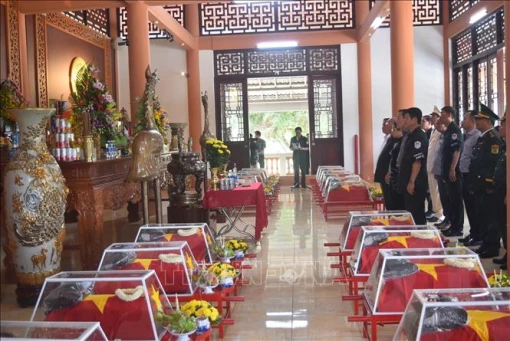 Truy điệu và an táng hài cốt liệt sỹ Việt Nam hy sinh tại Campuchia