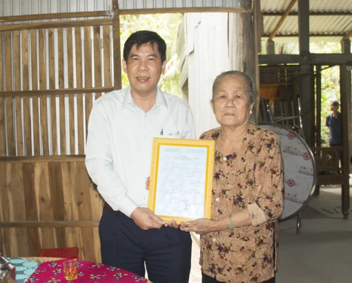 Trao thư biểu dương hộ dân tự lực sửa chữa nhà tạm
