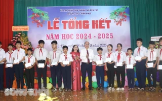 Bí thư Thành ủy Nguyễn Văn Tuấn dự bế giảng tại Trường THCS Vĩnh Phúc