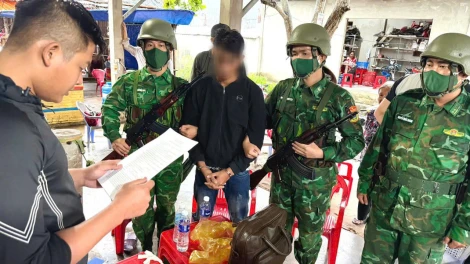 Đồn Biên phòng Cổ Chiên bắt quả tang đối tượng tàng trữ trái phép chất ma túy