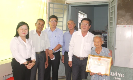 Thăm, chúc thọ các cụ tròn 90 tuổi tại Bình Đại và TP. Bến Tre