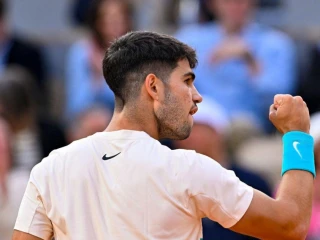 Alcaraz vào bán kết Roland Garros 2025