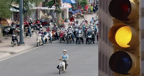 Luật mới 2025: Vượt đèn vàng có dính phạt nguội hay không?