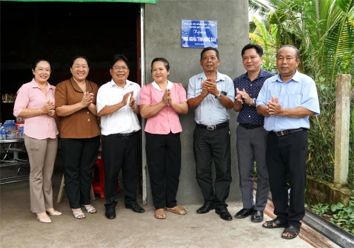 Hội Nông dân tỉnh bàn giao nhà Nghĩa tình nông dân tại huyện Mỏ Cày Bắc