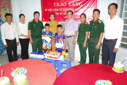 Trao tặng Sổ tiết kiệm và tặng quà chương trình Mẹ đỡ đầu