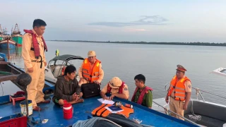 Phòng Cảnh sát giao thông Bến Tre phối hợp phát hiện, xử lý phương tiện khai thác, vận chuyển cát trái phép