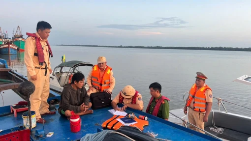Phòng Cảnh sát giao thông Bến Tre phối hợp phát hiện, xử lý phương tiện khai thác, vận chuyển cát trái phép