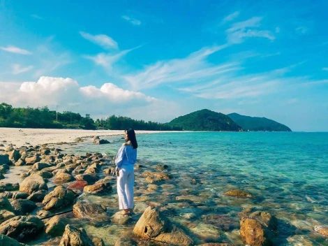 Hè này, đừng bỏ lỡ những bãi biển đẹp nhất miền Bắc qua Traveloka